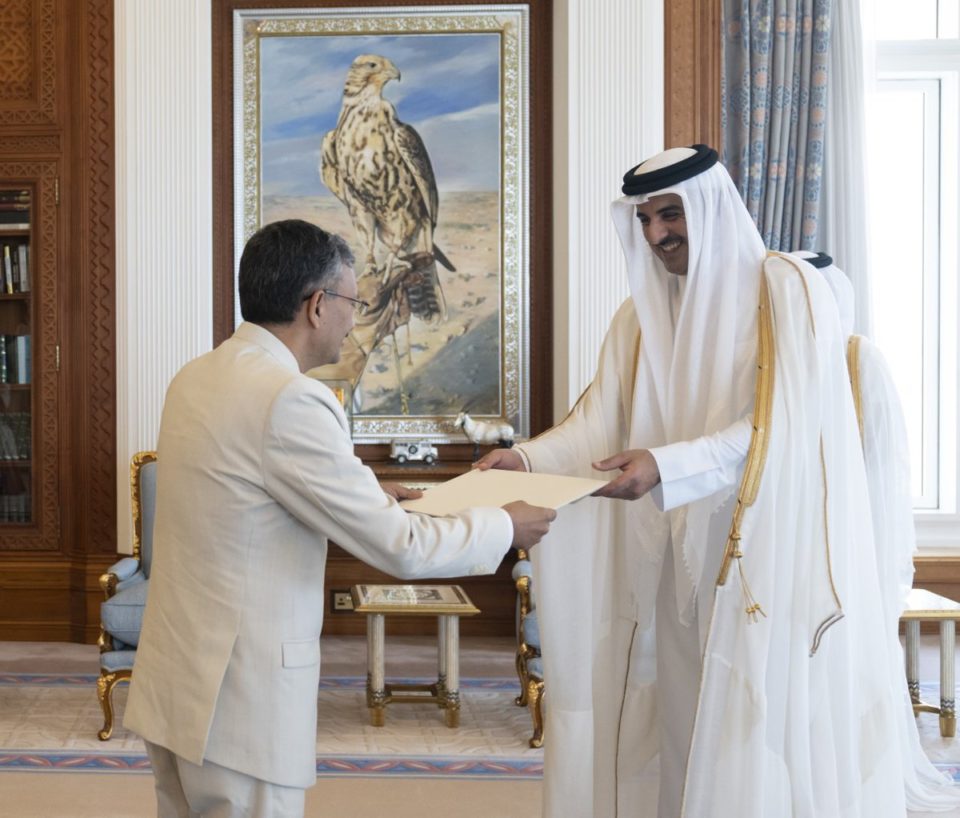 His Highness the Amir of the State of Qatar receiving the credentials of the new ambassador of India